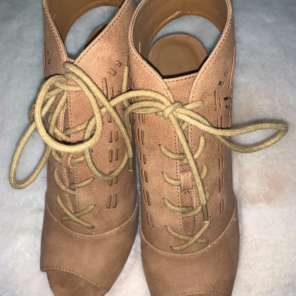 Lace-up Booties🔴 - Picture 2 of 4